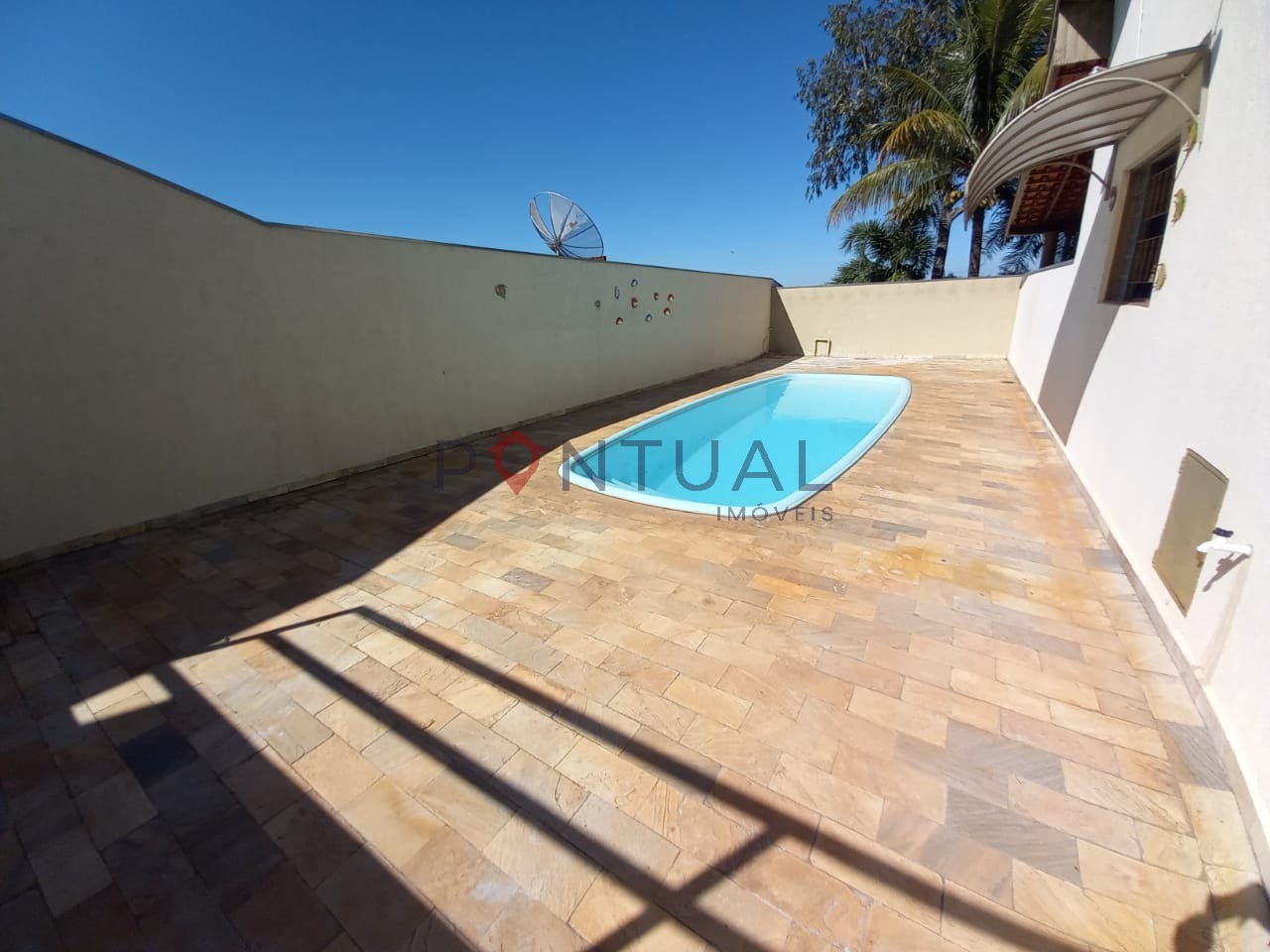 Imperdível! Casa à venda ou locação em Marília-SP, bairro Palmital, 3 quartos, 2 suítes, sala e 5 vagas de garagem.