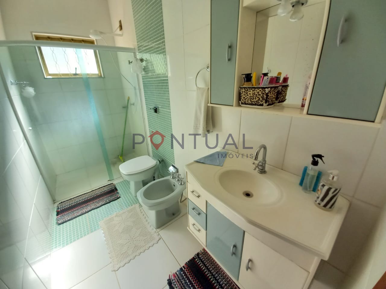 Imperdível! Casa à venda ou locação em Marília-SP, bairro Palmital, 3 quartos, 2 suítes, sala e 5 vagas de garagem.