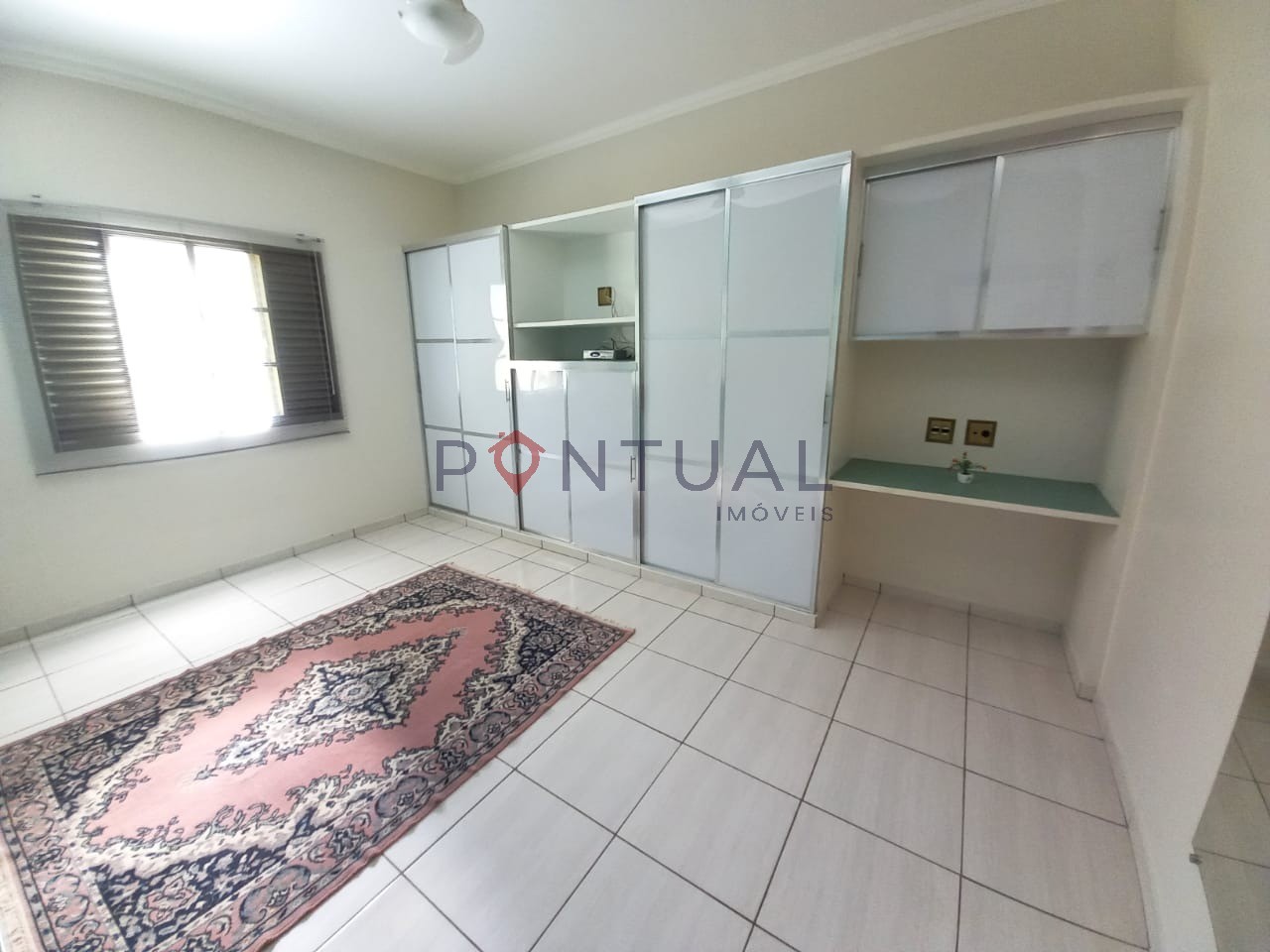 Imperdível! Casa à venda ou locação em Marília-SP, bairro Palmital, 3 quartos, 2 suítes, sala e 5 vagas de garagem.
