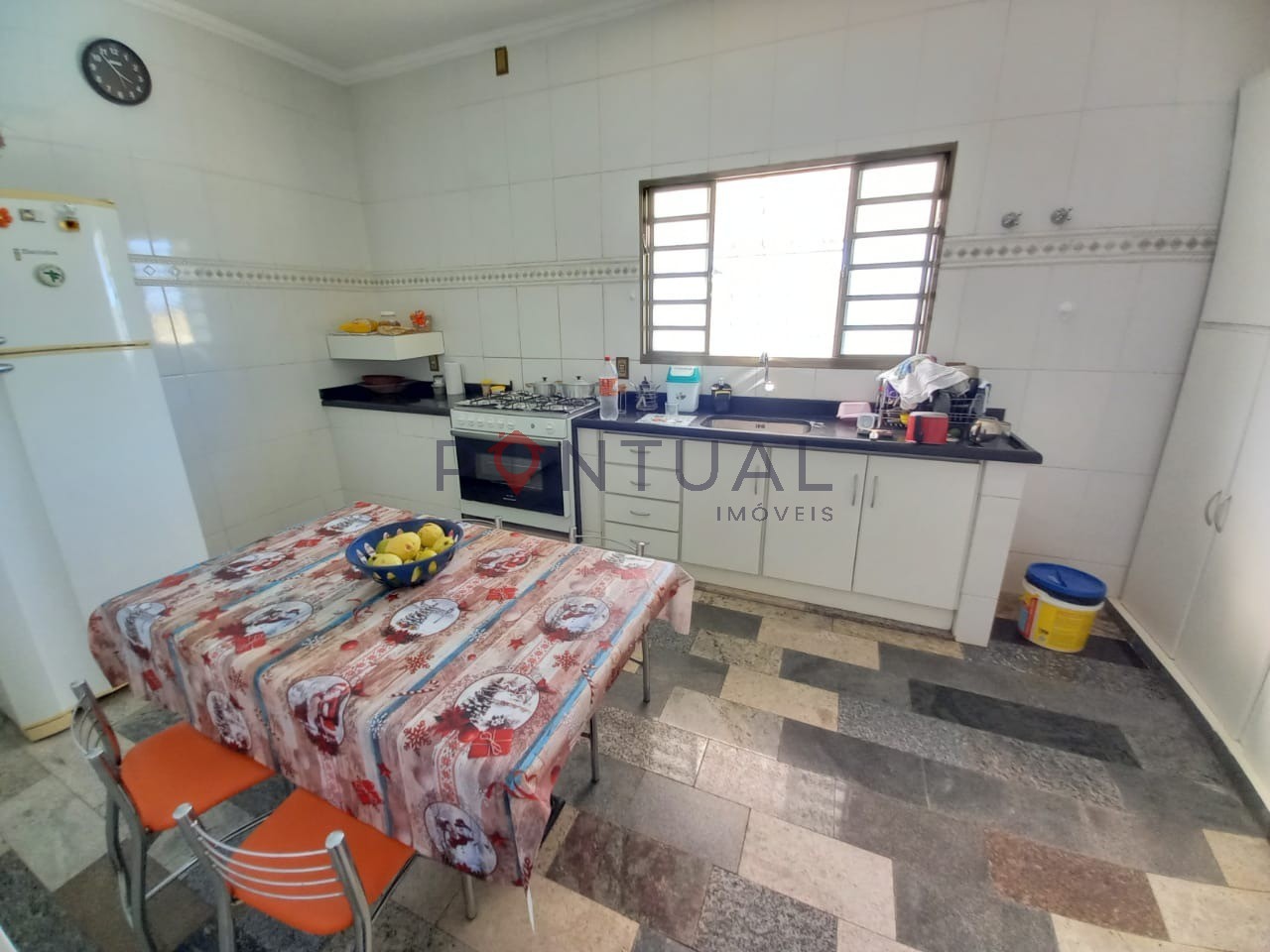 Imperdível! Casa à venda ou locação em Marília-SP, bairro Palmital, 3 quartos, 2 suítes, sala e 5 vagas de garagem.