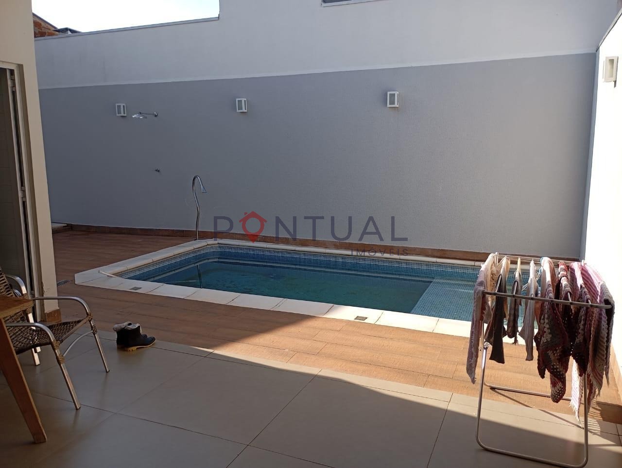 Imperdível oportunidade de adquirir casa com 3 quartos, 1 suíte, 1 sala, 2 banheiros, 2 vagas de garagem, 190 m² em Marília-SP.
