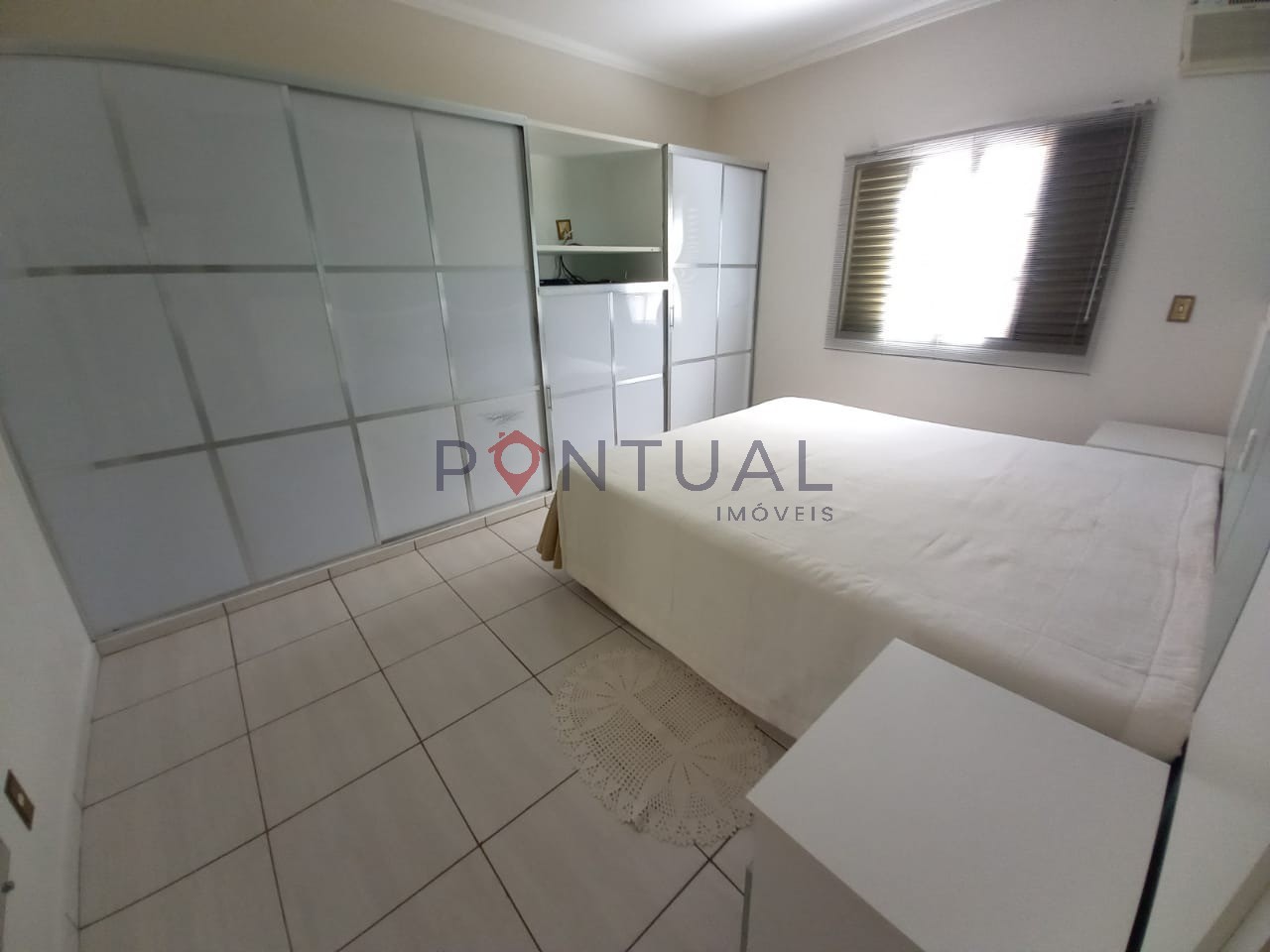 Imperdível! Casa à venda ou locação em Marília-SP, bairro Palmital, 3 quartos, 2 suítes, sala e 5 vagas de garagem.