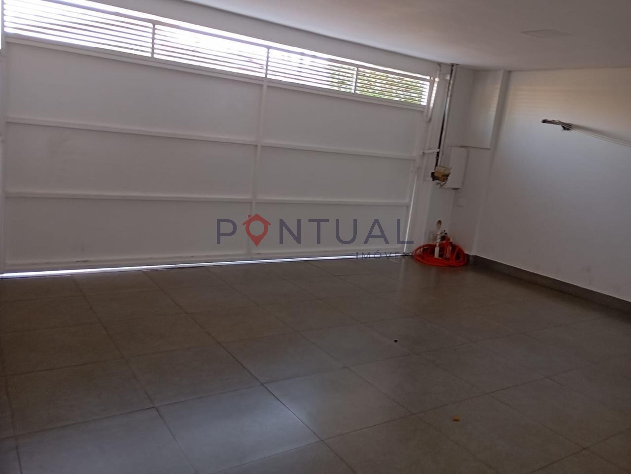 Imperdível oportunidade de adquirir casa com 3 quartos, 1 suíte, 1 sala, 2 banheiros, 2 vagas de garagem, 190 m² em Marília-SP.