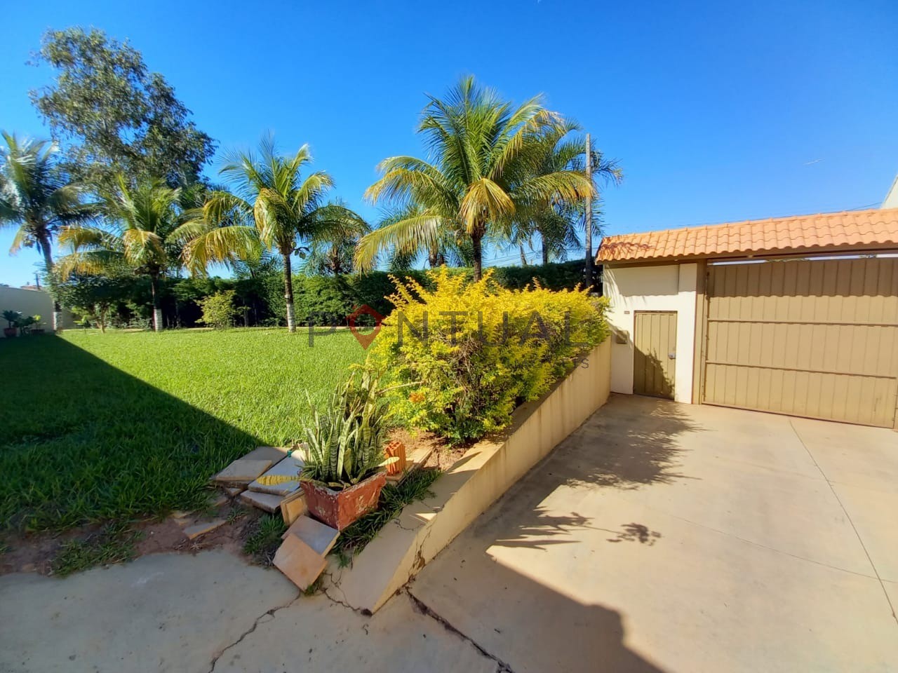 Imperdível! Casa à venda ou locação em Marília-SP, bairro Palmital, 3 quartos, 2 suítes, sala e 5 vagas de garagem.