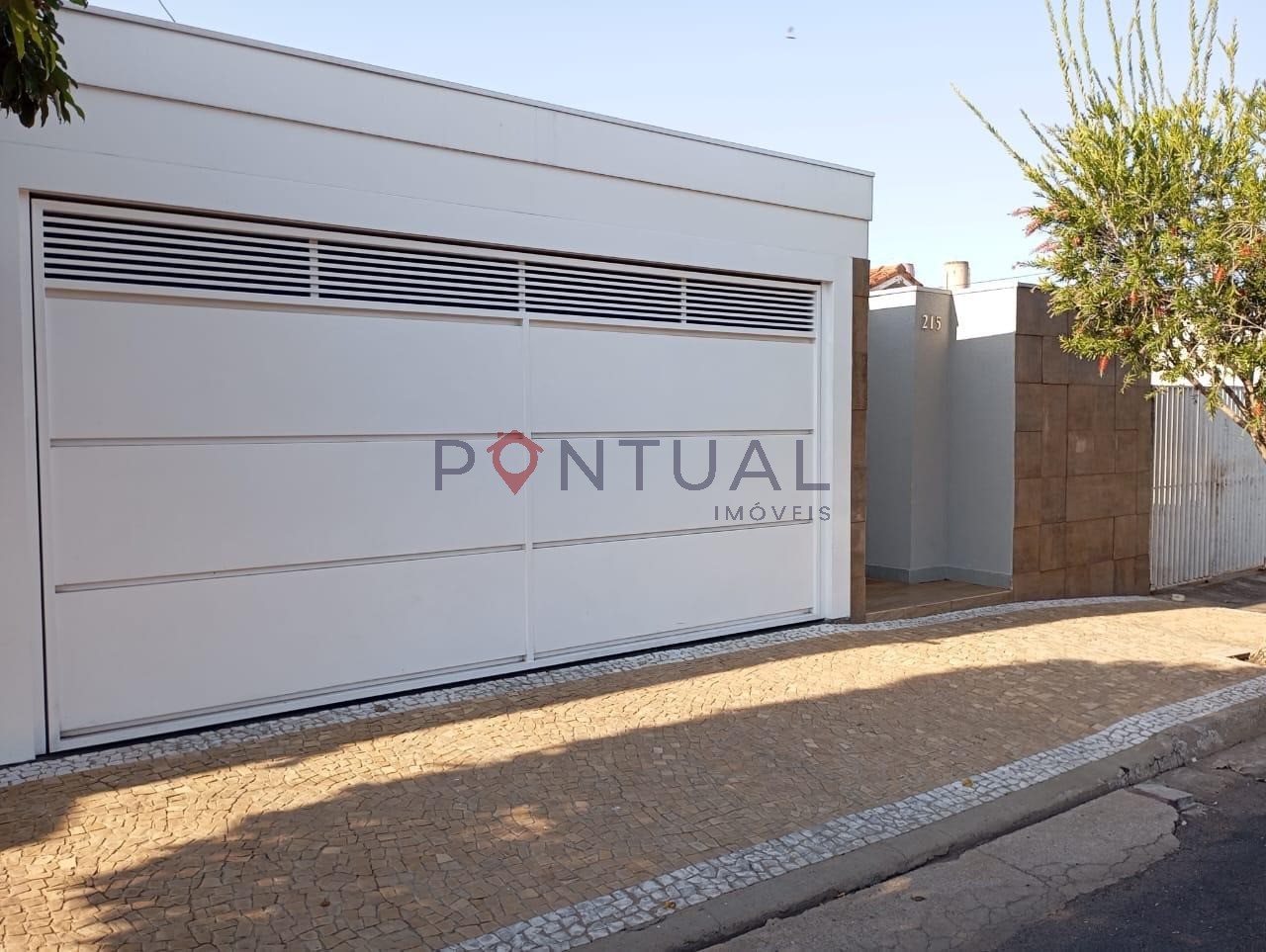 Imperdível oportunidade de adquirir casa com 3 quartos, 1 suíte, 1 sala, 2 banheiros, 2 vagas de garagem, 190 m² em Marília-SP.