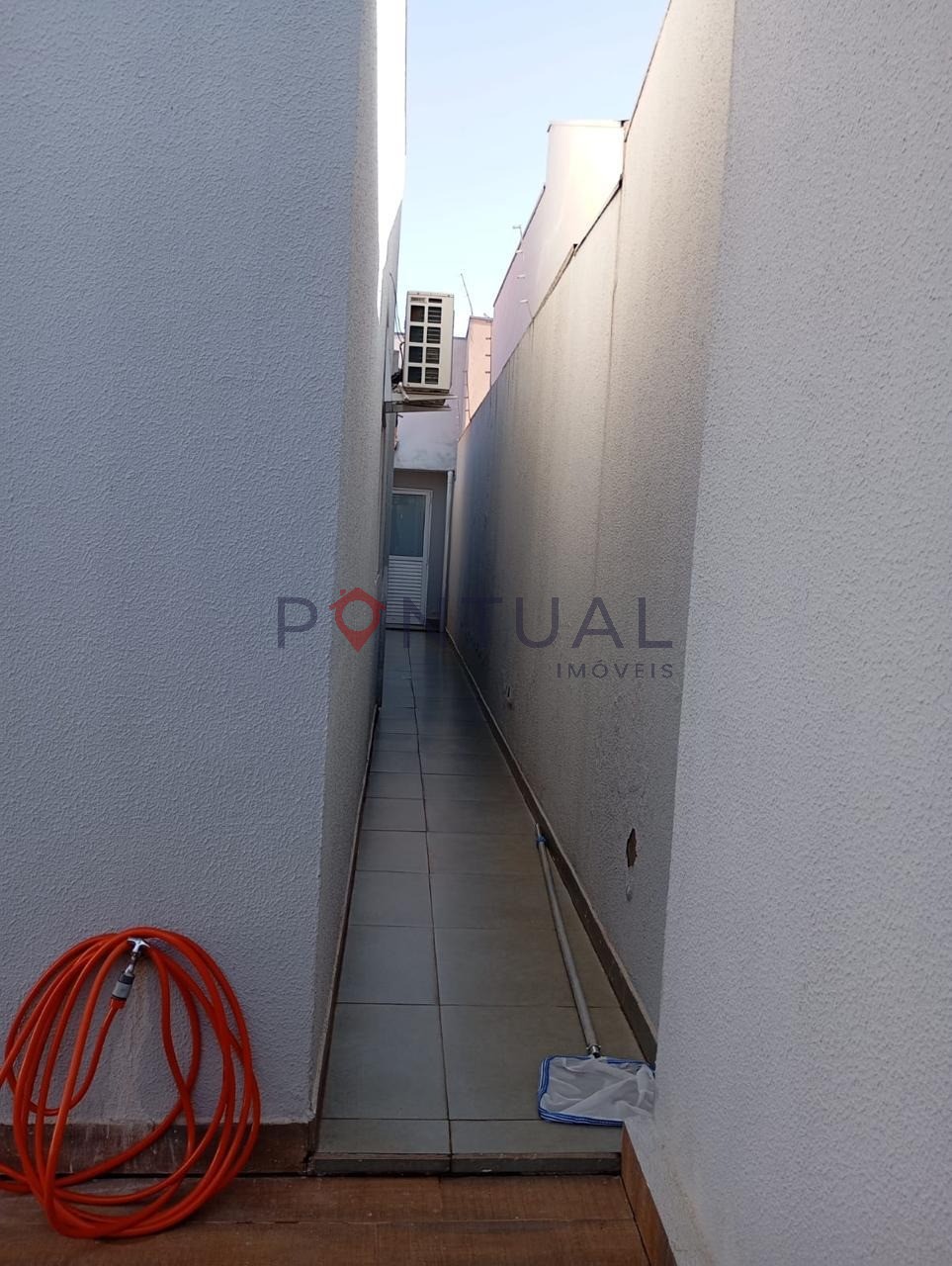 Imperdível oportunidade de adquirir casa com 3 quartos, 1 suíte, 1 sala, 2 banheiros, 2 vagas de garagem, 190 m² em Marília-SP.