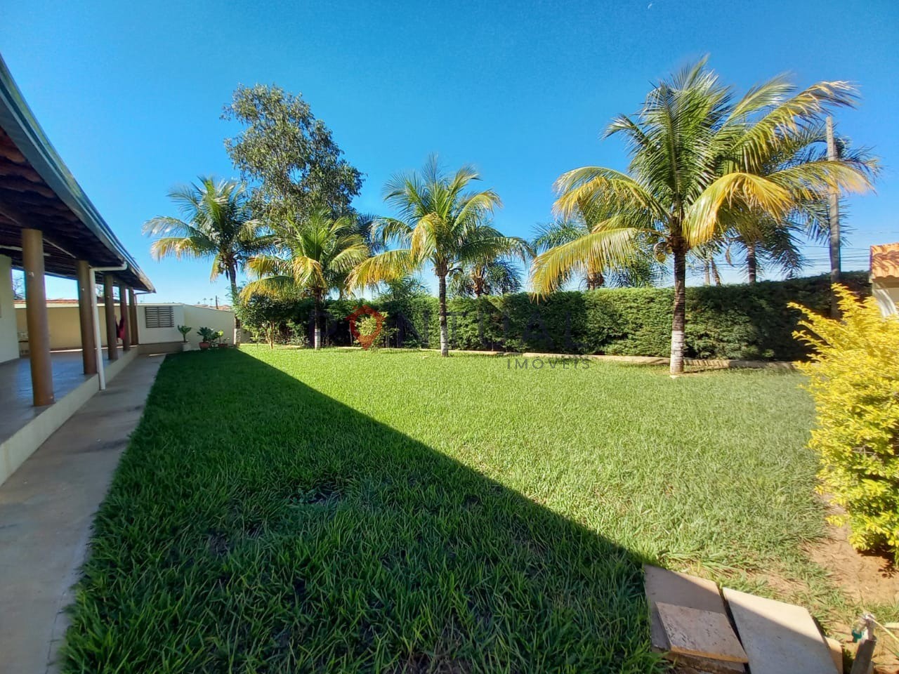 Imperdível! Casa à venda ou locação em Marília-SP, bairro Palmital, 3 quartos, 2 suítes, sala e 5 vagas de garagem.