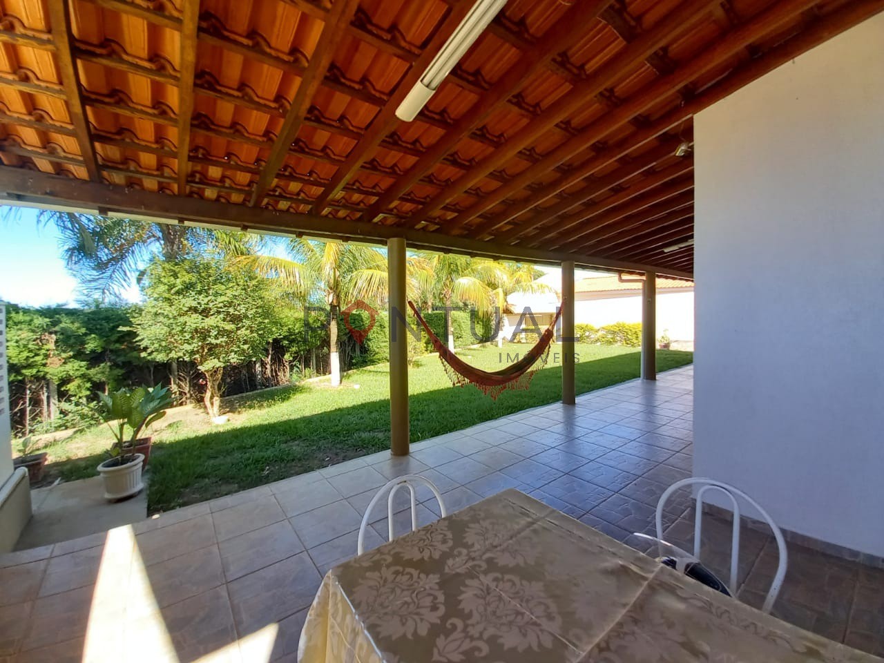 Imperdível! Casa à venda ou locação em Marília-SP, bairro Palmital, 3 quartos, 2 suítes, sala e 5 vagas de garagem.