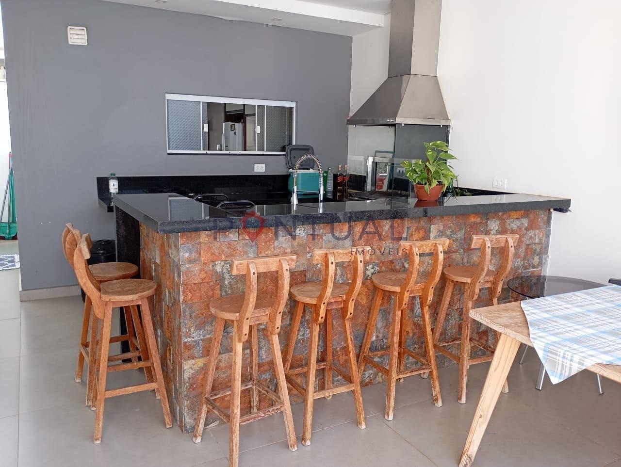 Imperdível oportunidade de adquirir casa com 3 quartos, 1 suíte, 1 sala, 2 banheiros, 2 vagas de garagem, 190 m² em Marília-SP.