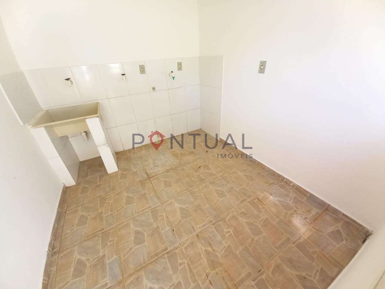 Imperdível! Casa à venda ou locação em Marília-SP, bairro Palmital, 3 quartos, 2 suítes, sala e 5 vagas de garagem.