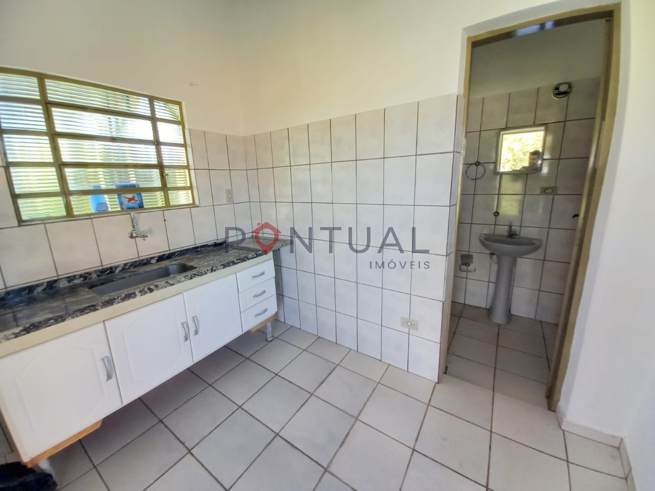 Imperdível! Casa à venda ou locação em Marília-SP, bairro Palmital, 3 quartos, 2 suítes, sala e 5 vagas de garagem.
