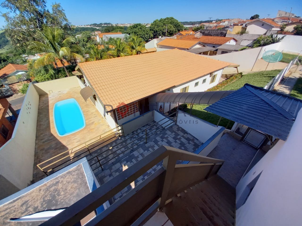 Imperdível! Casa à venda ou locação em Marília-SP, bairro Palmital, 3 quartos, 2 suítes, sala e 5 vagas de garagem.