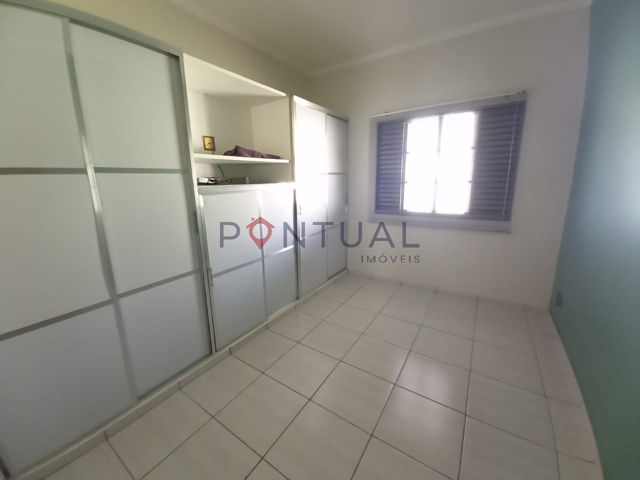 Imperdível! Casa à venda ou locação em Marília-SP, bairro Palmital, 3 quartos, 2 suítes, sala e 5 vagas de garagem.