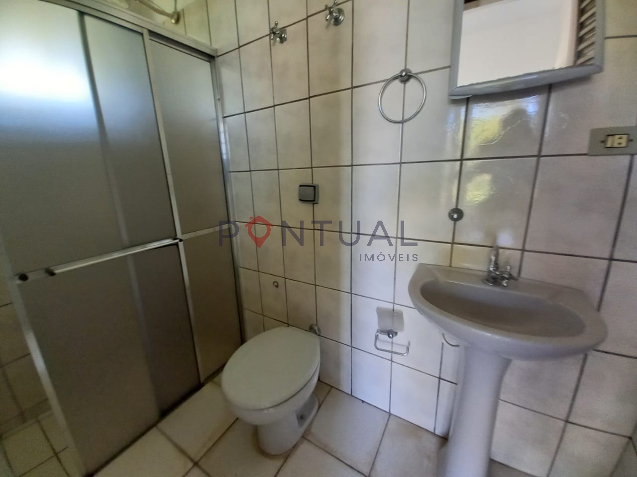 Imperdível! Casa à venda ou locação em Marília-SP, bairro Palmital, 3 quartos, 2 suítes, sala e 5 vagas de garagem.