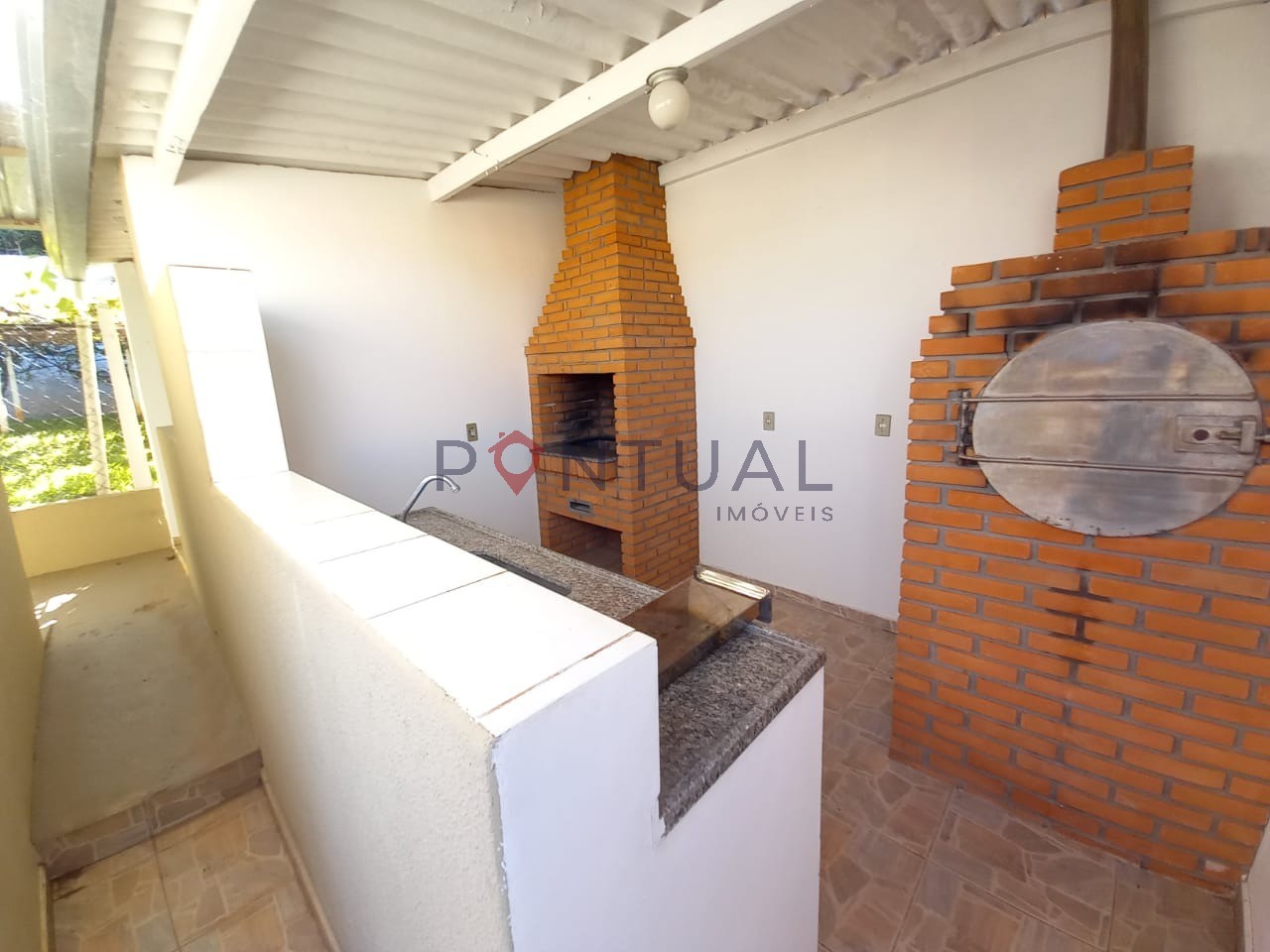 Imperdível! Casa à venda ou locação em Marília-SP, bairro Palmital, 3 quartos, 2 suítes, sala e 5 vagas de garagem.