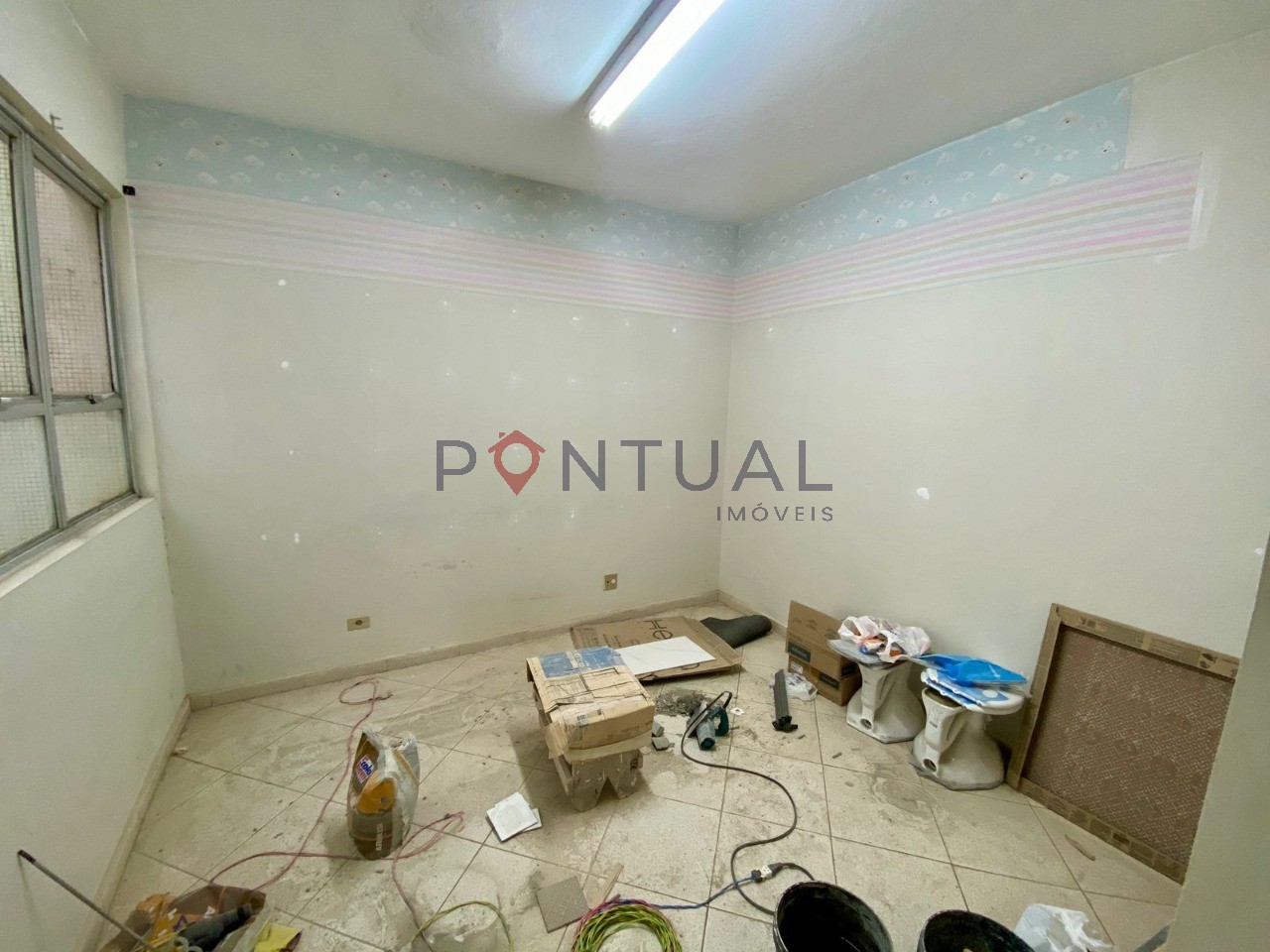 Sala Comercial em Condomínio à Venda em Marília-SP: Localização Privilegiada no Centro, 1 Sala, 2 Banheiros, 52m² de Área.