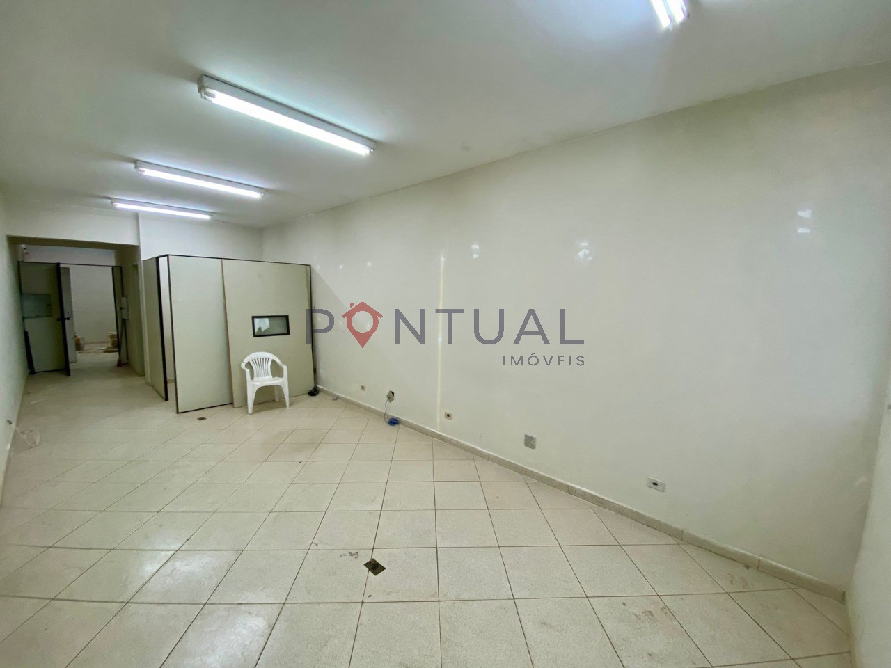 Sala Comercial em Condomínio à Venda em Marília-SP: Localização Privilegiada no Centro, 1 Sala, 2 Banheiros, 52m² de Área.