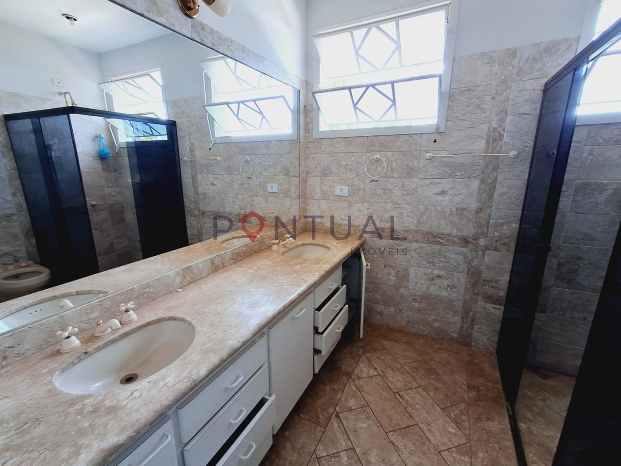 Casa para alugar de alto padrão no Jardim Maria Izabel em Marília-SP. Venha conhecer!