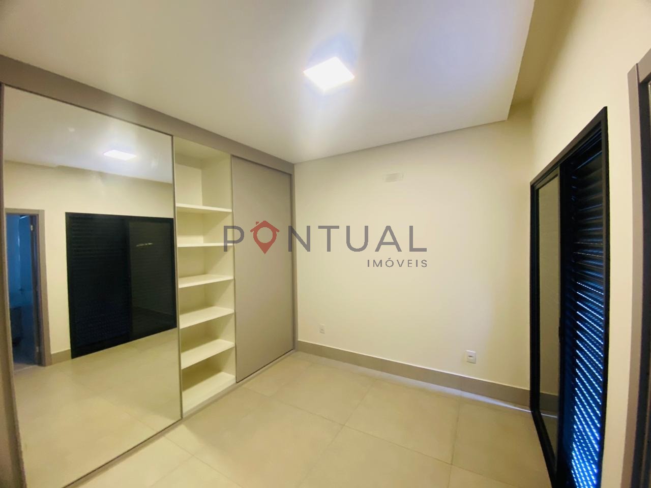 Casa à Venda no Esmeralda Residence II, Marília SP: 3 Suítes, Piscina, Área Gourmet, 250m². Negocie com a Pontual Imóveis sua Imobiliária em Marília