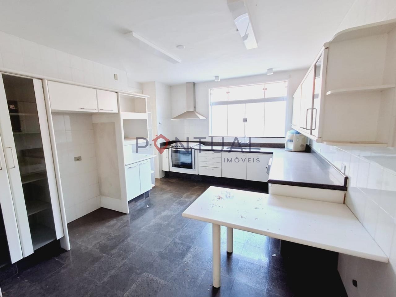 Casa para alugar de alto padrão no Jardim Maria Izabel em Marília-SP. Venha conhecer!
