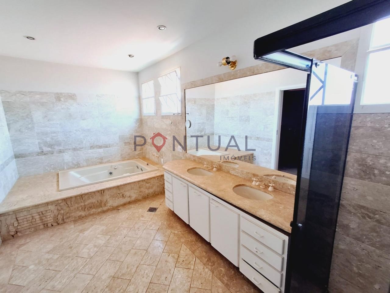 Casa para alugar de alto padrão no Jardim Maria Izabel em Marília-SP. Venha conhecer!