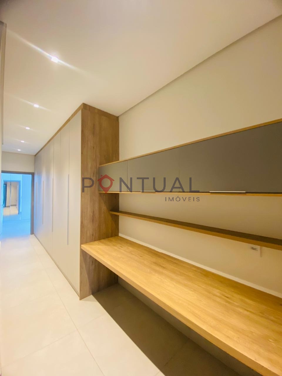 Casa à Venda no Esmeralda Residence II, Marília SP: 3 Suítes, Piscina, Área Gourmet, 250m². Negocie com a Pontual Imóveis sua Imobiliária em Marília