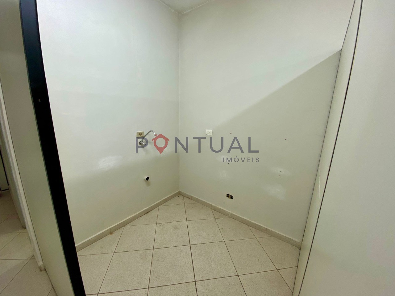 Sala Comercial em Condomínio à Venda em Marília-SP: Localização Privilegiada no Centro, 1 Sala, 2 Banheiros, 52m² de Área.