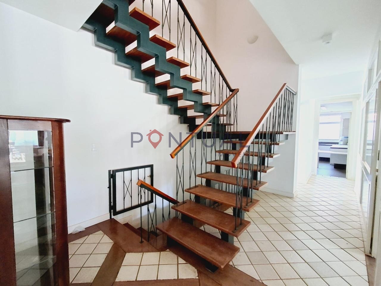 Casa para alugar de alto padrão no Jardim Maria Izabel em Marília-SP. Venha conhecer!