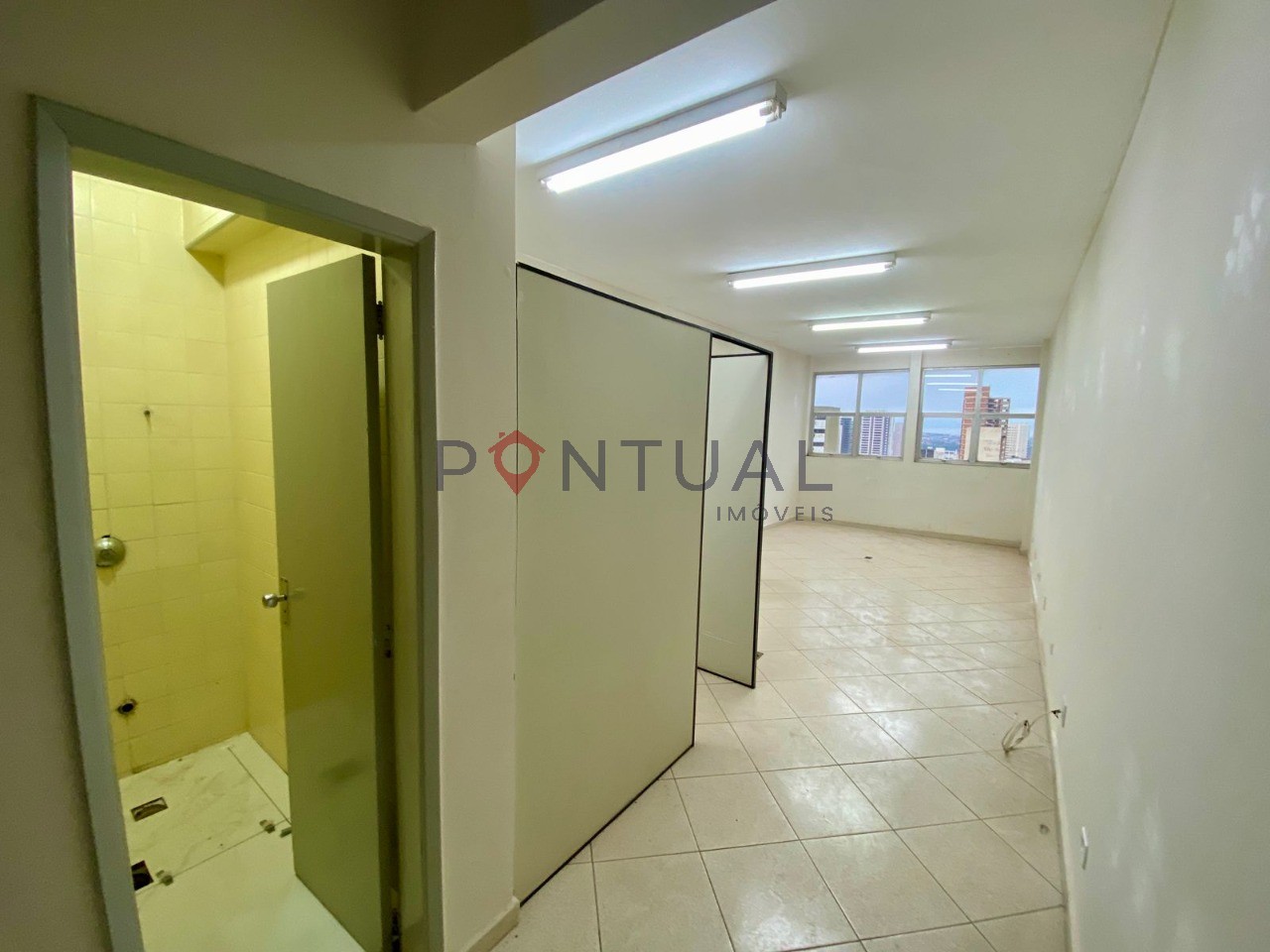 Sala Comercial em Condomínio à Venda em Marília-SP: Localização Privilegiada no Centro, 1 Sala, 2 Banheiros, 52m² de Área.