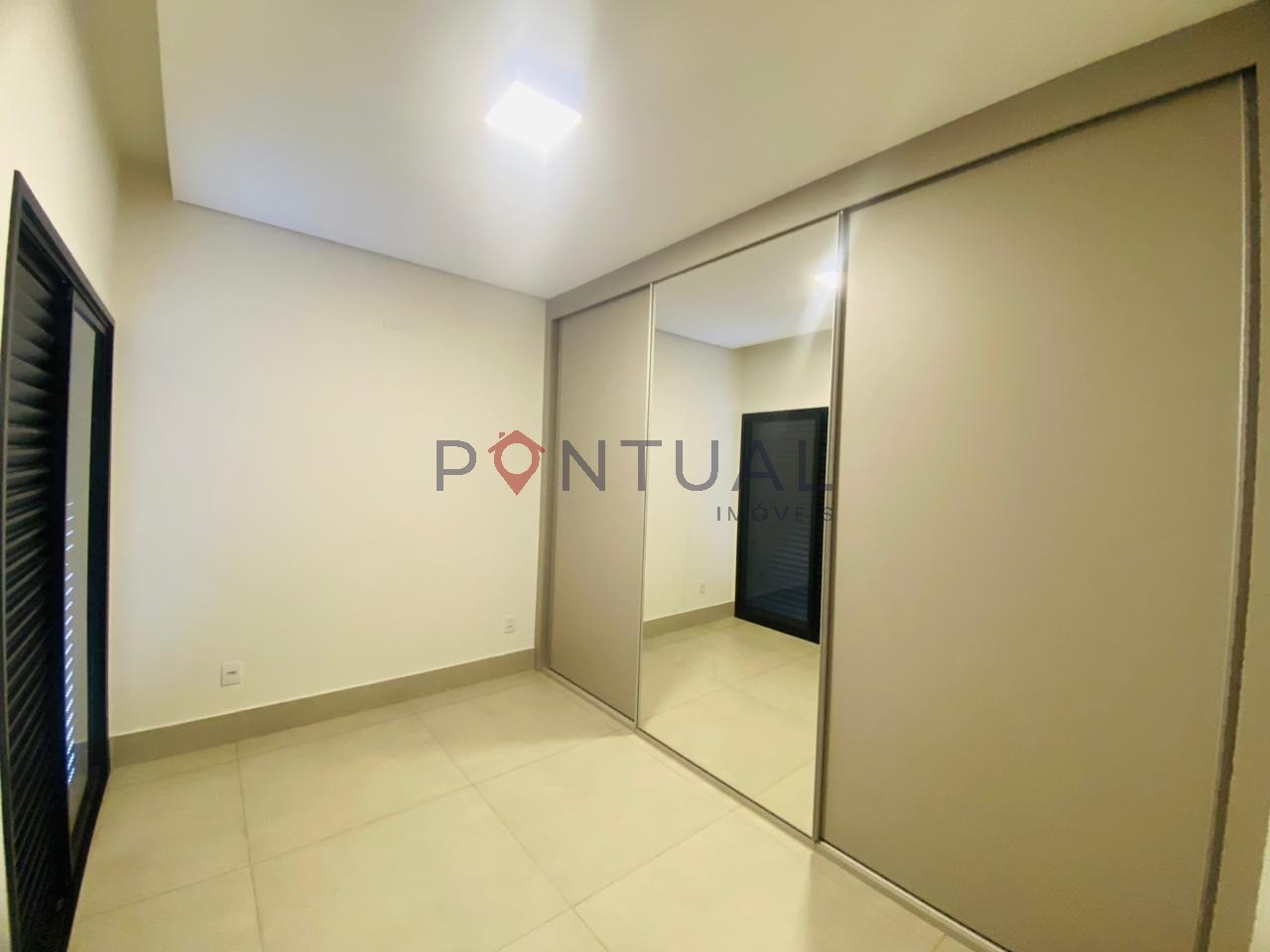 Casa à Venda no Esmeralda Residence II, Marília SP: 3 Suítes, Piscina, Área Gourmet, 250m². Negocie com a Pontual Imóveis sua Imobiliária em Marília