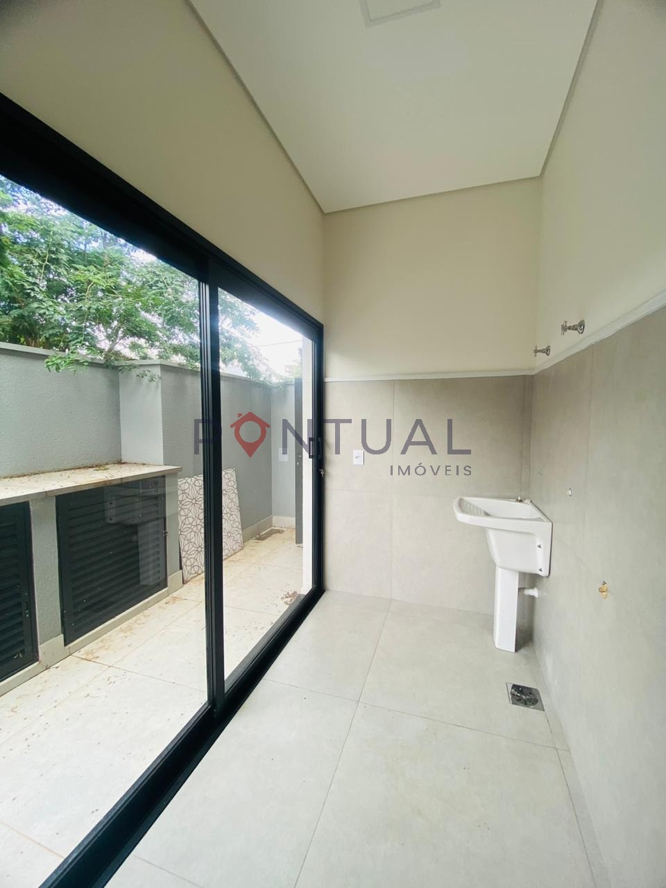 Casa à Venda no Esmeralda Residence II, Marília SP: 3 Suítes, Piscina, Área Gourmet, 250m². Negocie com a Pontual Imóveis sua Imobiliária em Marília