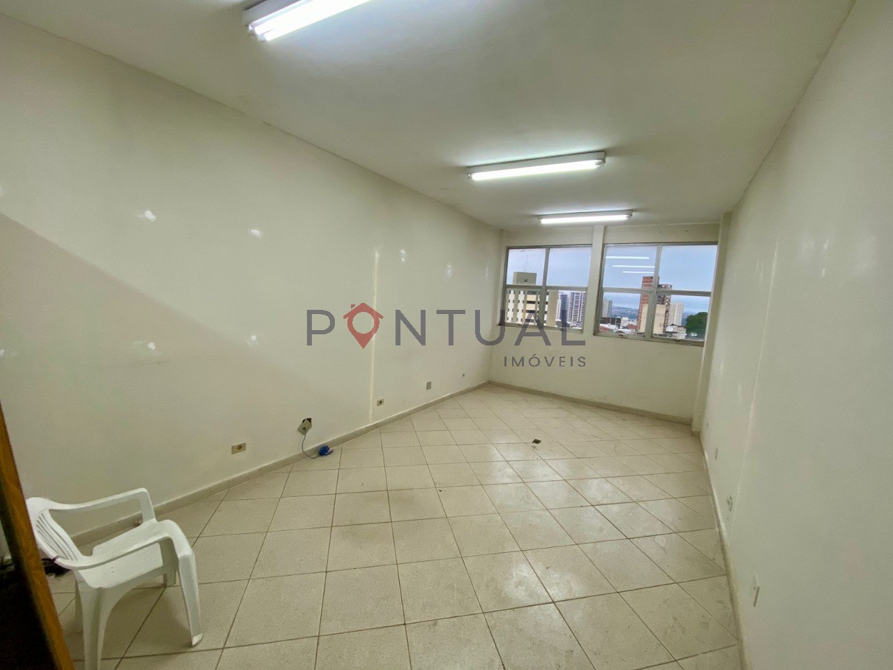 Sala Comercial em Condomínio à Venda em Marília-SP: Localização Privilegiada no Centro, 1 Sala, 2 Banheiros, 52m² de Área.