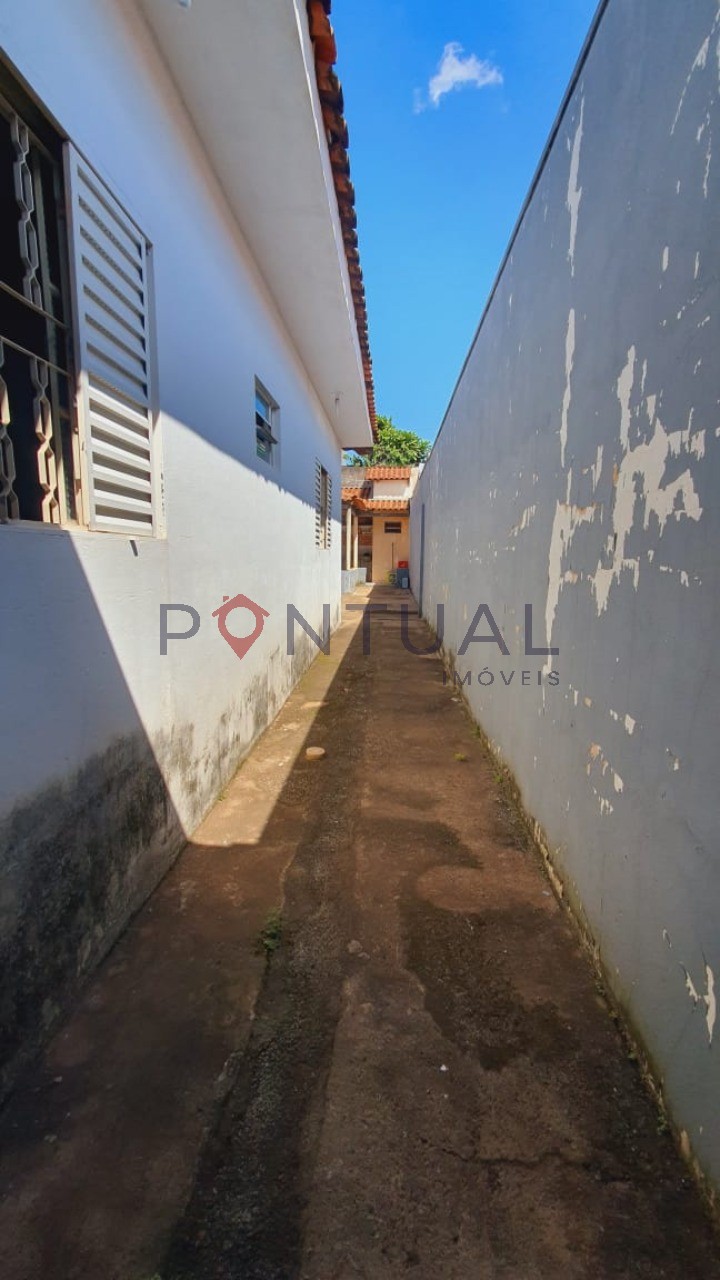 Casa à venda em Marília-SP, Jardim Santa Antonieta: 2 quartos, 1 sala, 1 banheiro, 2 vagas de garagem, 200m²! Visite e negocie com a Pontual Imóvei