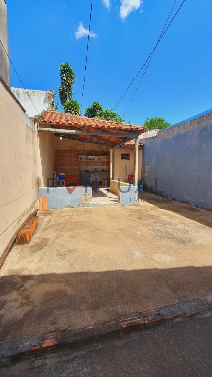 Casa à venda em Marília-SP, Jardim Santa Antonieta: 2 quartos, 1 sala, 1 banheiro, 2 vagas de garagem, 200m²! Visite e negocie com a Pontual Imóvei