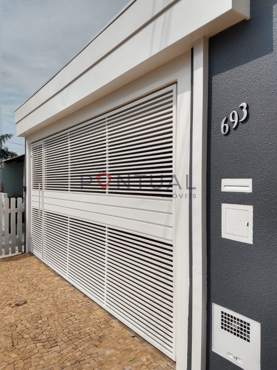 Casa à venda com 2 suítes e localização privilegiada em marí