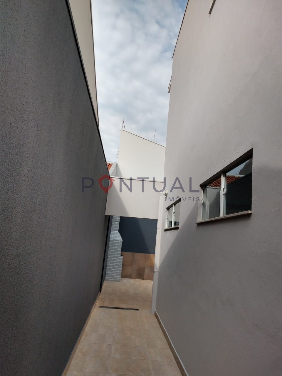 Casa à venda com 2 suítes e localização privilegiada em marí
