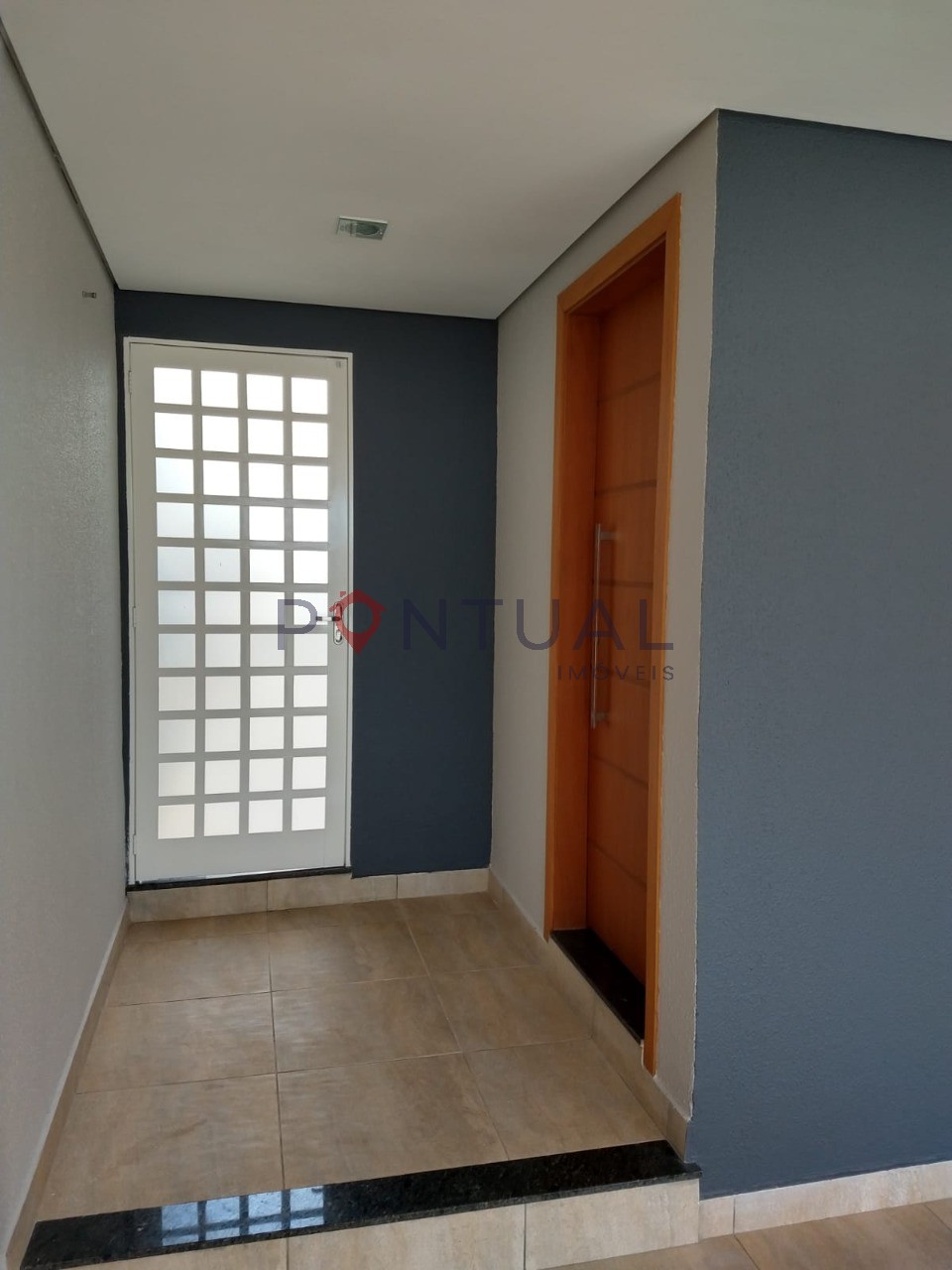Casa à venda com 2 suítes e localização privilegiada em marí
