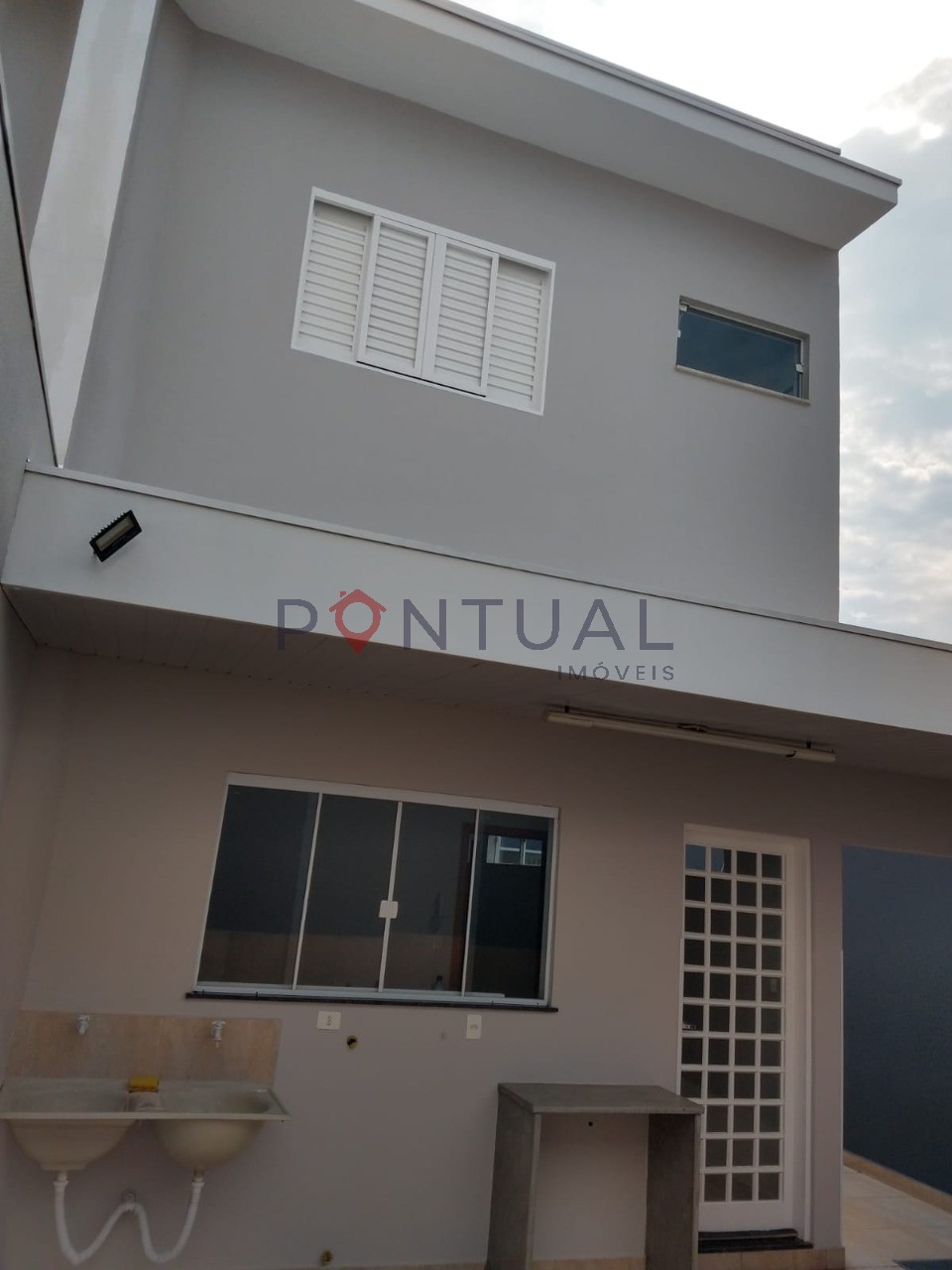 Casa à venda com 2 suítes e localização privilegiada em marí