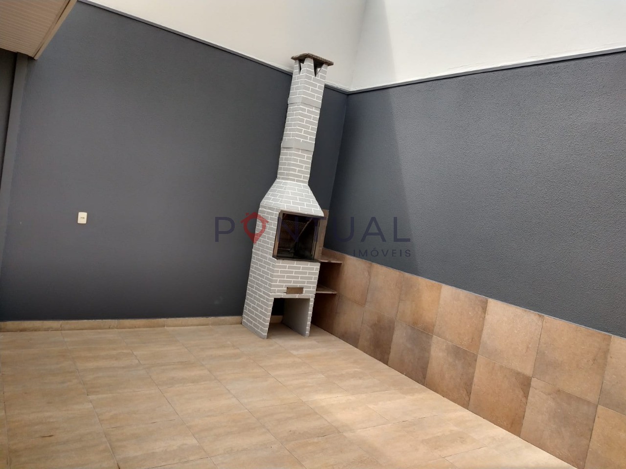 Casa à venda com 2 suítes e localização privilegiada em marí