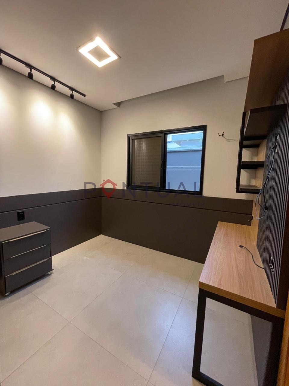 Casa em condomínio de luxo com 3 suítes no condomínio villag