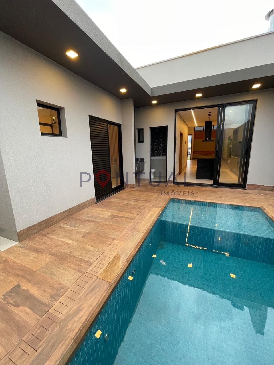 Casa em condomínio de luxo com 3 suítes no condomínio villag