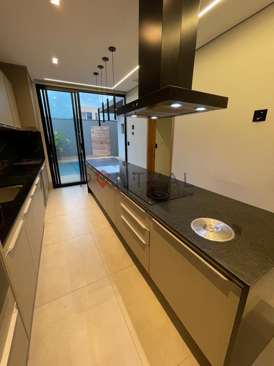 Casa em condomínio de luxo com 3 suítes no condomínio villag