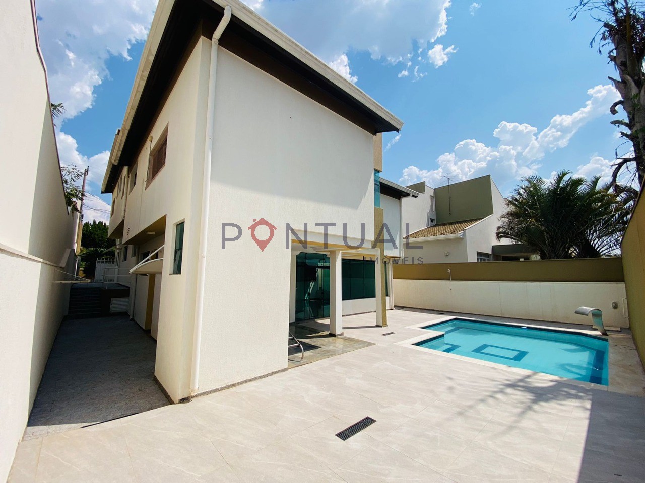 Casa de luxo no Parque das Esmeraldas, Marília-SP. Disponível para alugar e venda. Venha visitar!