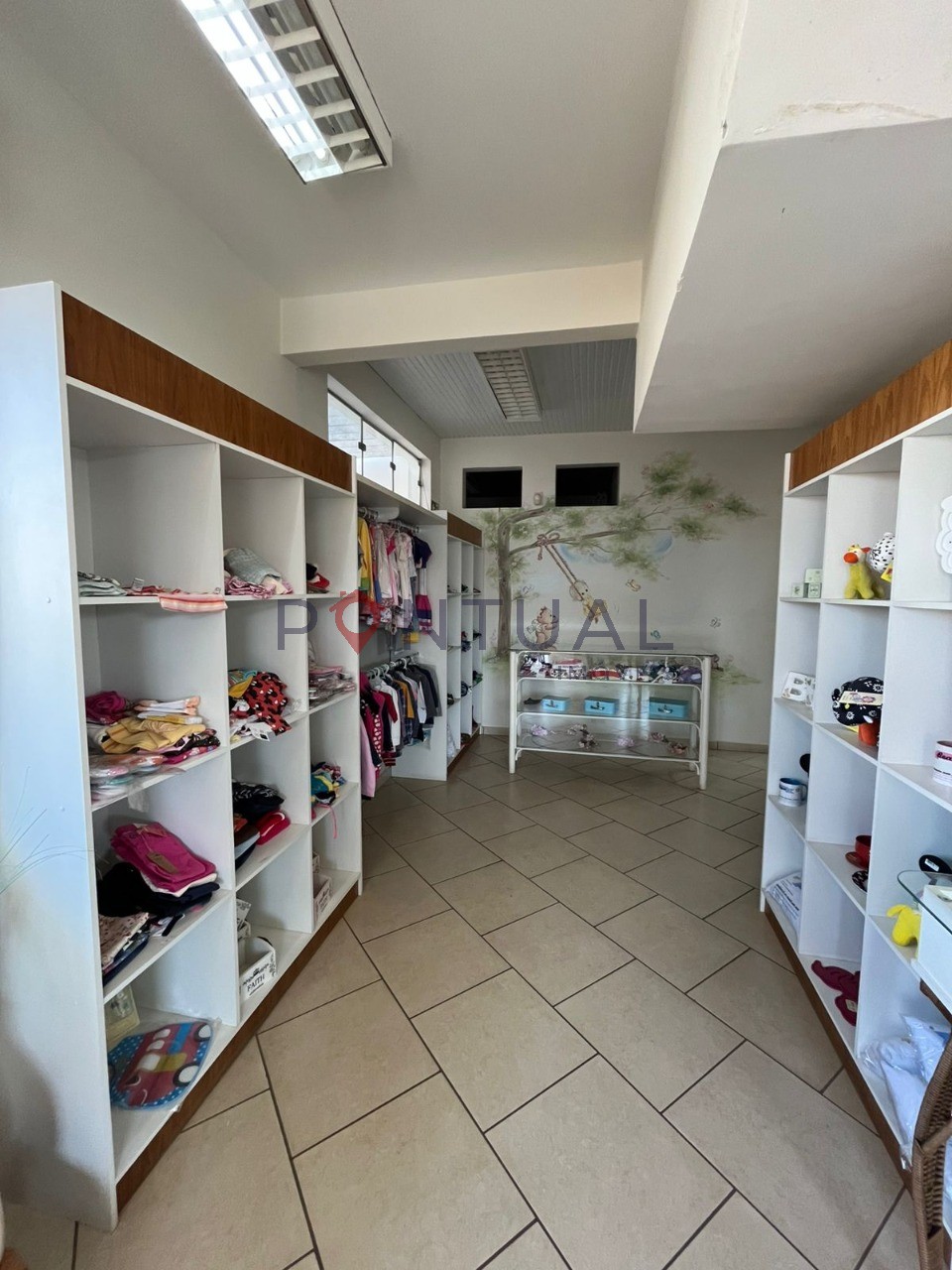 Salão comercial em Marília para venda ou aluguel, 278m² no Jardim Maria Izabel. Venha visitar