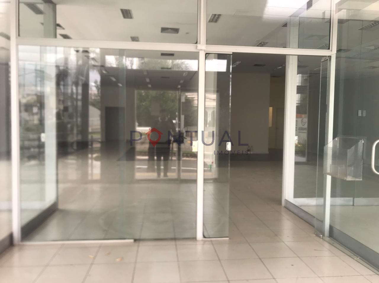 Amplo Imóvel Comercial para alugar localizado em charmosa esquina de Marília. Agende uma visita!