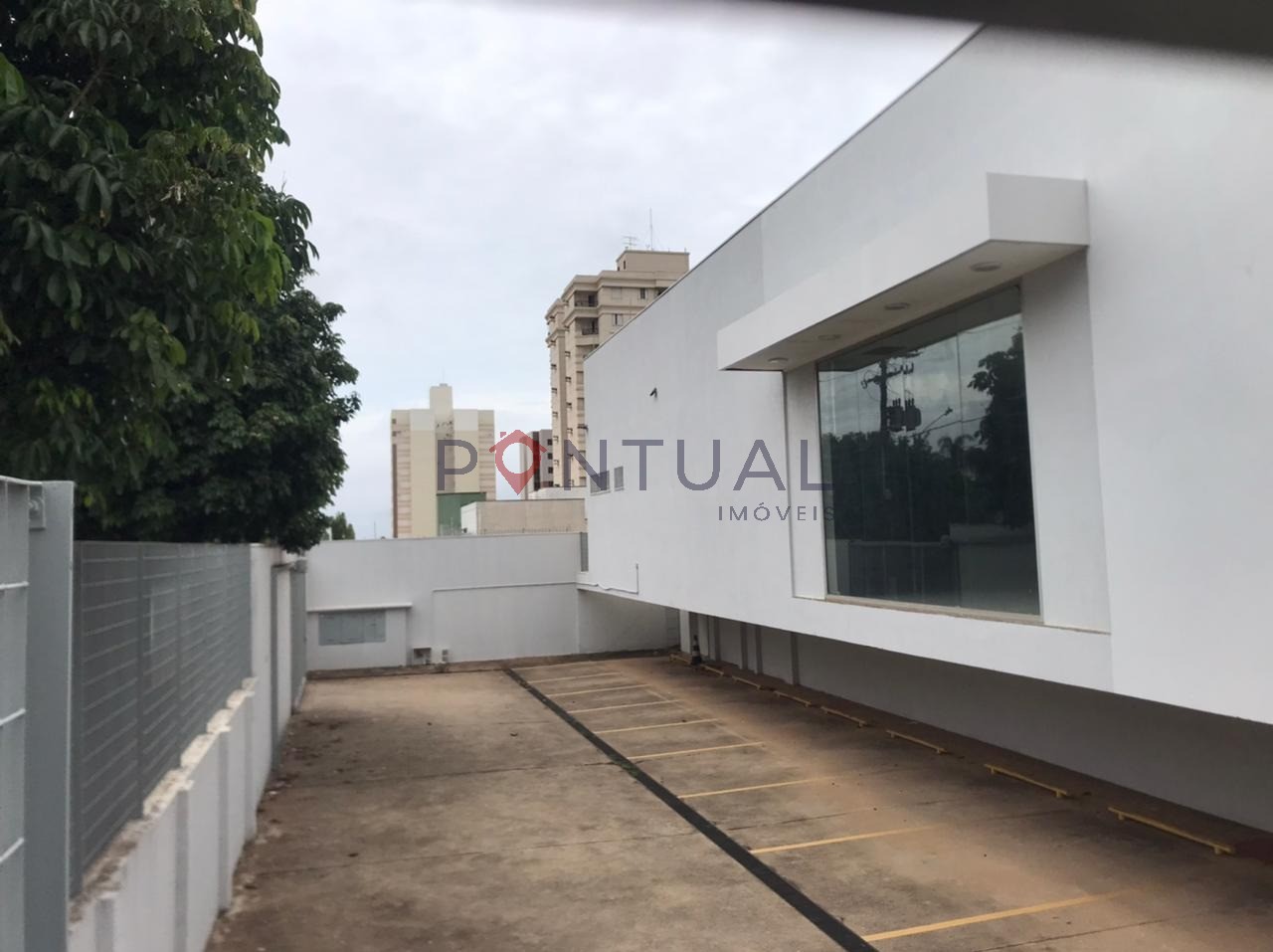 Amplo Imóvel Comercial para alugar localizado em charmosa esquina de Marília. Agende uma visita!