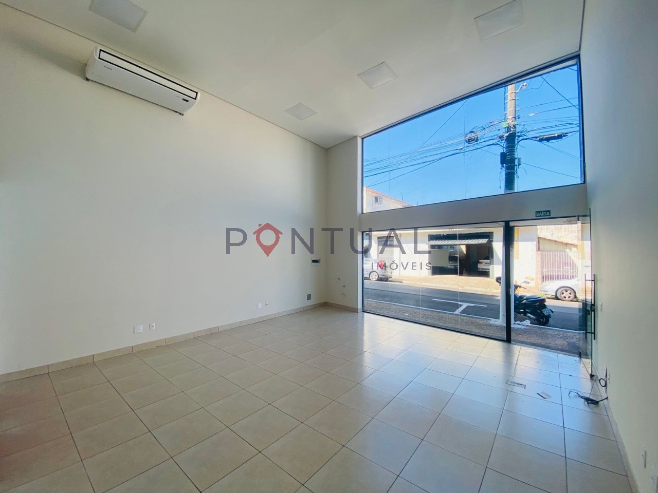Salão comercial aluguel Centro Marília 60m² 2 banheiros R$ 2.100 ideal para negócios -Conheça e alugue com Pontual Imóveis sua imobiliária em Marília