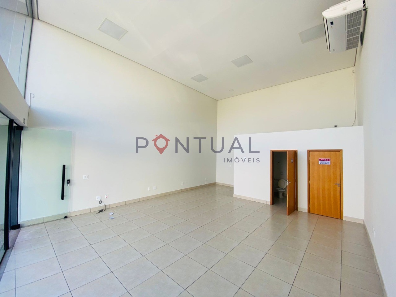 Salão comercial aluguel Centro Marília 60m² 2 banheiros R$ 2.100 ideal para negócios -Conheça e alugue com Pontual Imóveis sua imobiliária em Marília