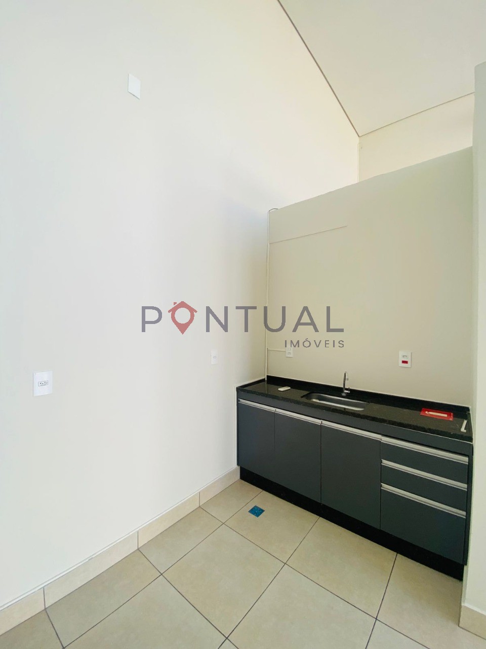 Salão comercial aluguel Centro Marília 60m² 2 banheiros R$ 2.100 ideal para negócios -Conheça e alugue com Pontual Imóveis sua imobiliária em Marília