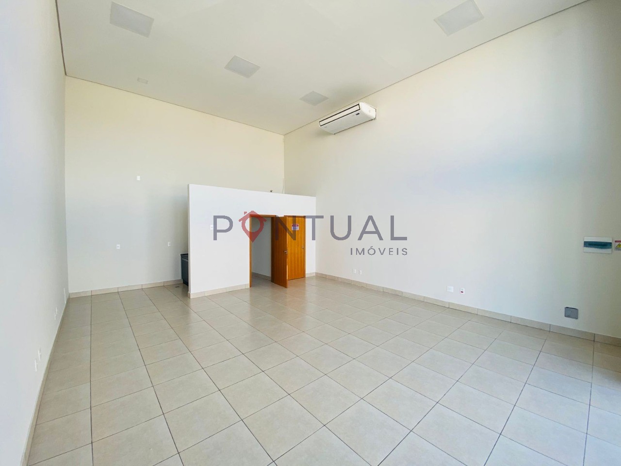 Salão comercial aluguel Centro Marília 60m² 2 banheiros R$ 2.100 ideal para negócios -Conheça e alugue com Pontual Imóveis sua imobiliária em Marília